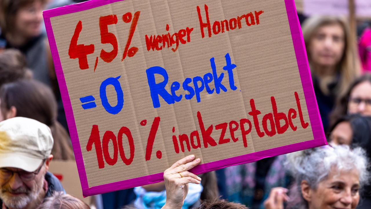 Ein handgemaltes Schild mit der Aufschrift 