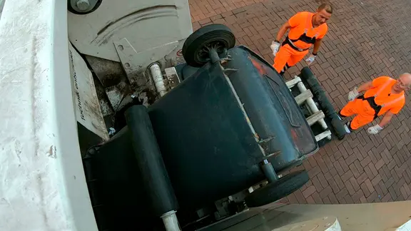 Die Schüttung hebt die Behälter automatisch - dank Sensortechnik. Ein Haltemechanismus verhindert, dass die ganze Tonne ins Fahrzeug fällt.