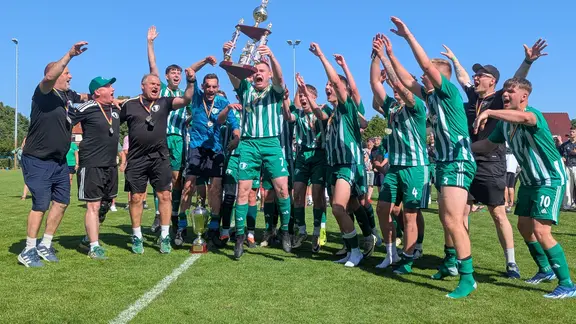 Das Team des Demminer SV mit Pokal
