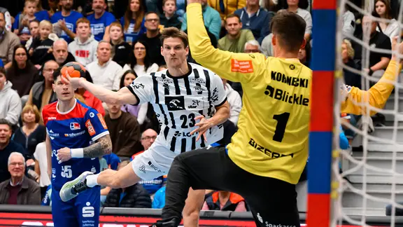 Rune Dahmke (THW Kiel) beim Dreherversuch im DHB-Pokalspiel bei Balingen-Weilstetten | IMAGO/wolf-sportfoto Rune Dahmke (THW Kiel) beim Dreherversuch im DHB-Pokalspiel bei Balingen-Weilstetten