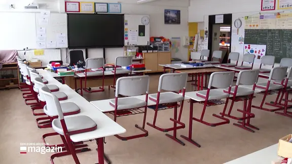 Ein leeres Klassenzimmer, die Stühle sind hochgestellt.
