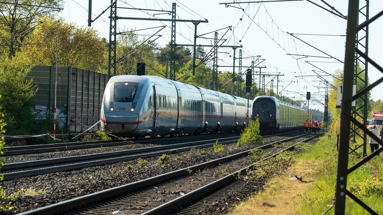 Abgerissene Oberleitung blockiert ICE mit Hunderten Reisenden