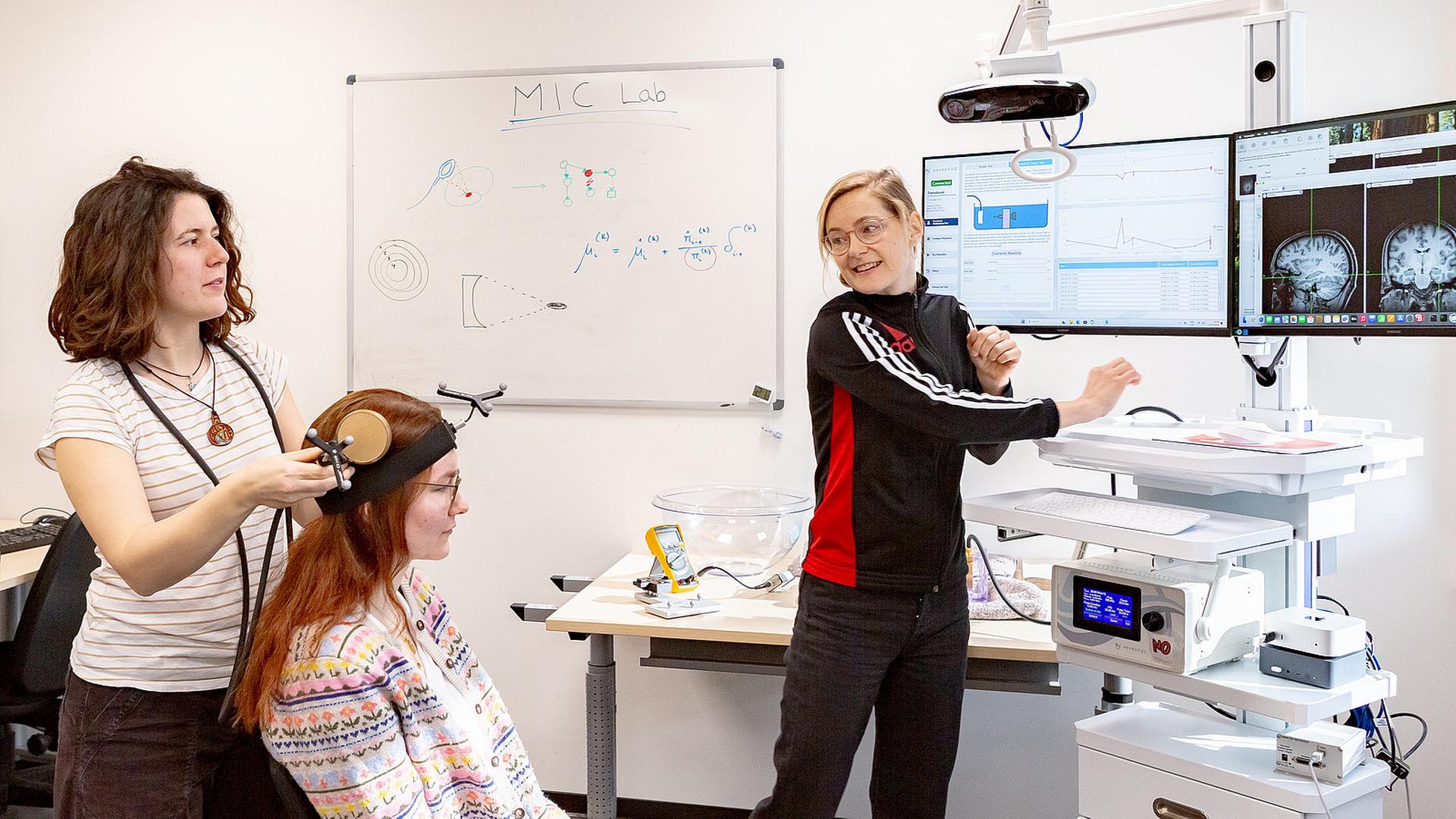 Professorin Lilian Weber steht an einer Tafel mit mathematischen Gleichungen. | Jens Raddatz / Uni Osnabrück