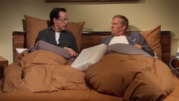 Jan Josef Liefer liegt mit Hinnerk Baumgarten im Bett