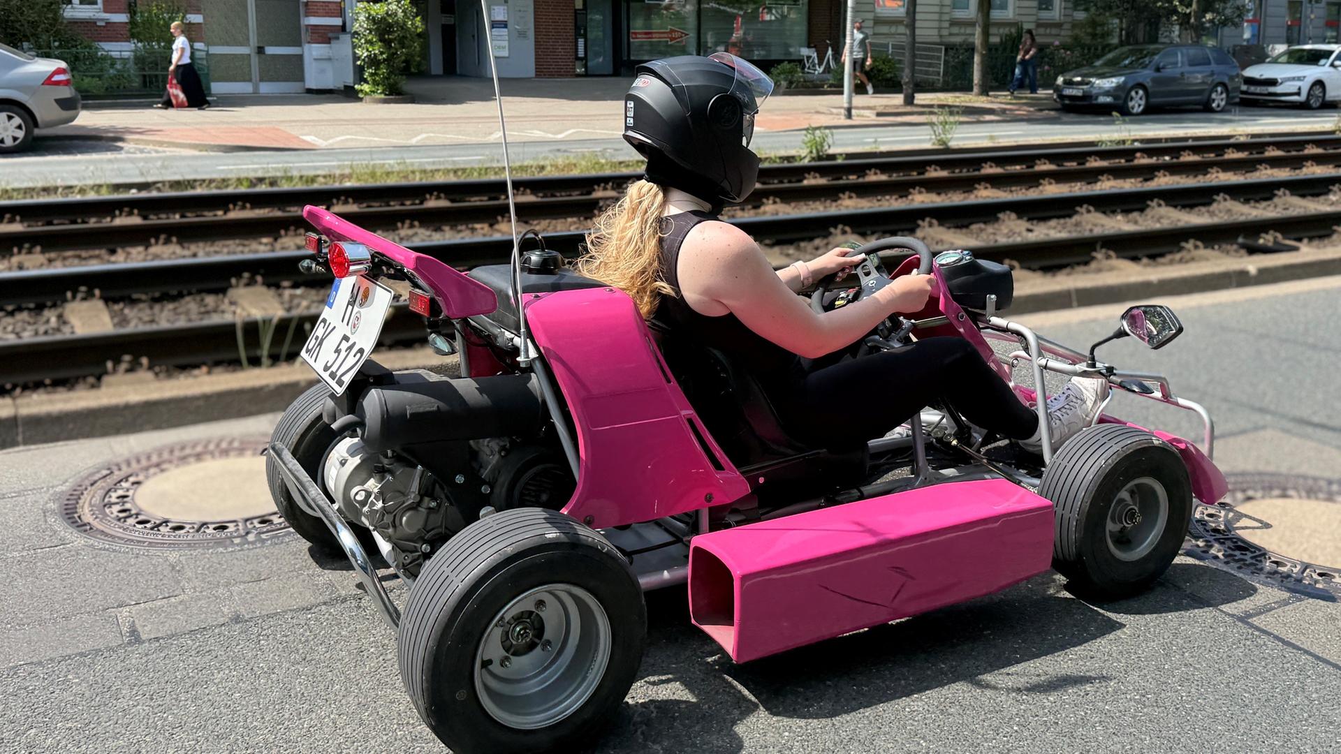 Eine Frau fährt mit einem Go-Kart durch Hannover. | NDR, Niels Kristoph