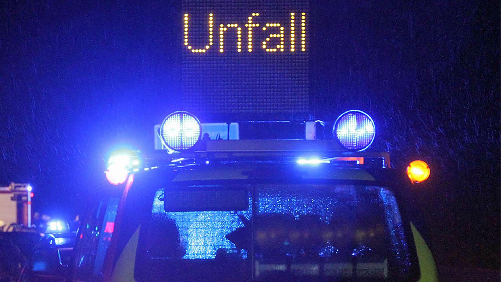 In Waren Zusammenstoß zweier Autos auf einer Kreuzung