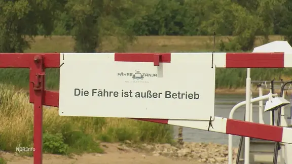 Sperrschrank mit Schild: "Die Fähre ist außer Betrieb."
