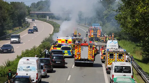 EInsatzkräfte bei einem Verkehrsunfall auf der A23