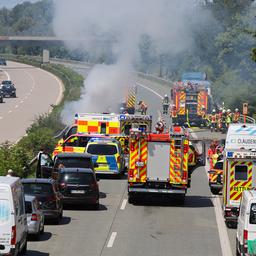 EInsatzkräfte bei einem Verkehrsunfall auf der A23