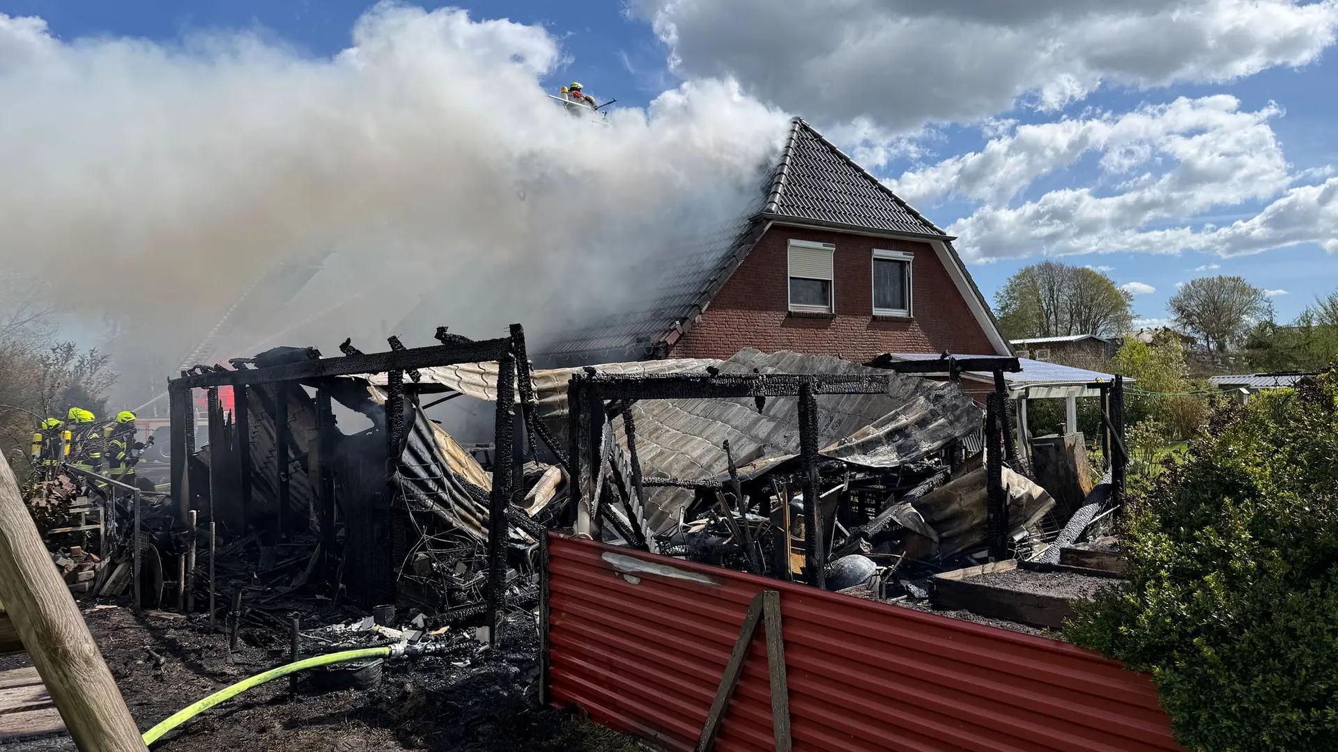 Hamdorf: Feuer greift von Carport auf Einfamilienhaus über