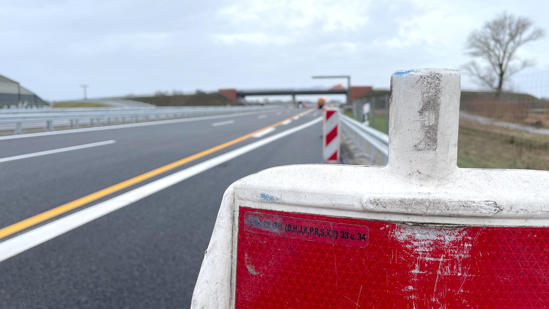 Das Bild zeigt eine leere Autobahn kurz nach ihrer Eröffnung. | NDR, Jon Mendrala