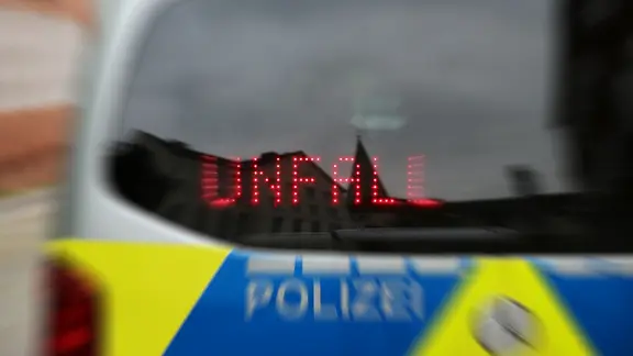Nach einem Zusammenstoß zweiter Radfahrer ermittelt die Polizei Heide wegen Unfallflucht. | NDR, Pavel Stoyan Schriftzug "UNFALL" ist an einer Rückscheibe eines Streifenwagens der Polizei eingeblendet.