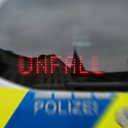 Schriftzug "UNFALL" ist an einer Rückscheibe eines Streifenwagens der Polizei eingeblendet.