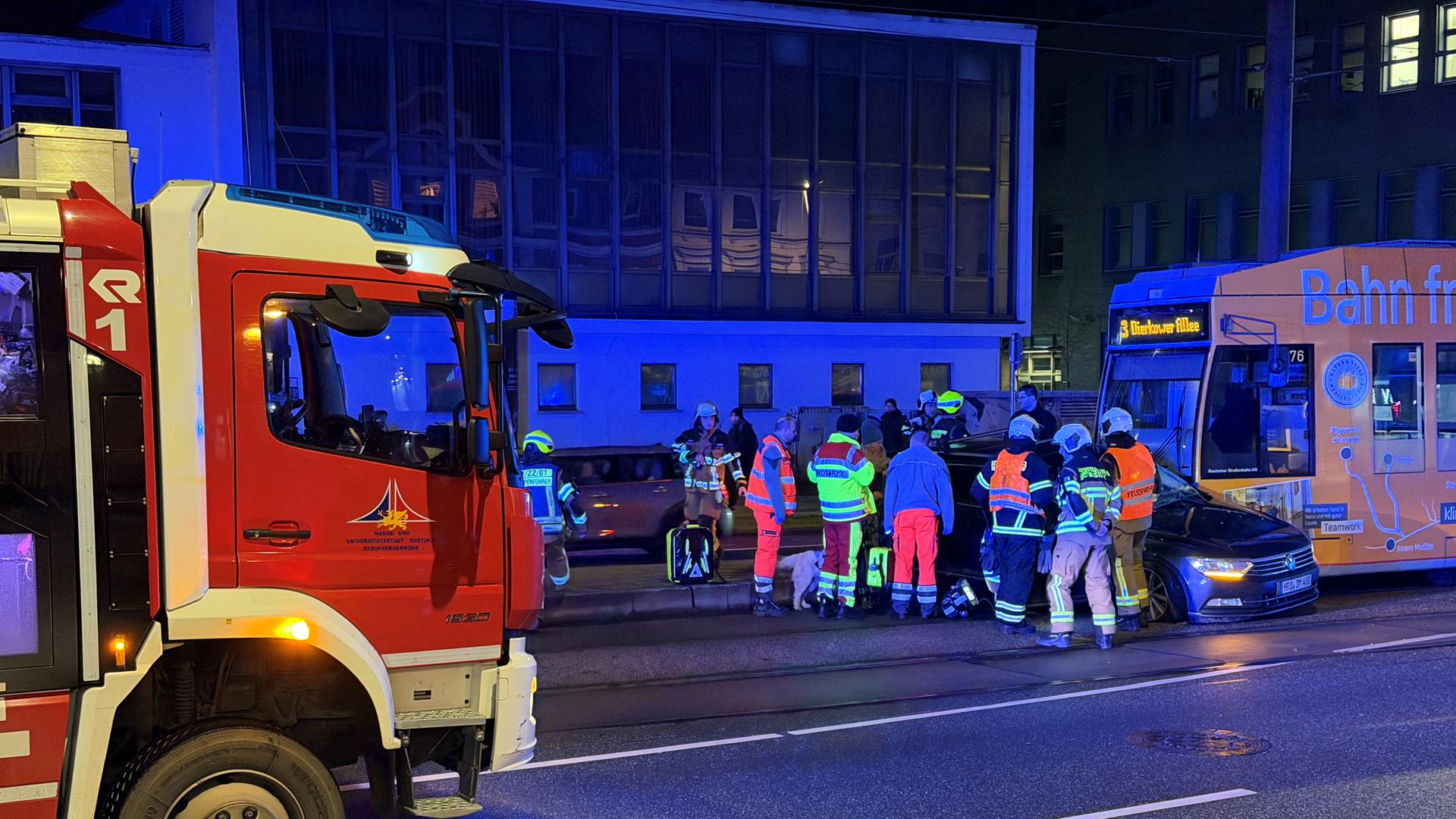 Unfall zwischen Auto und Straßenbahn in Rostocker Innenstadt