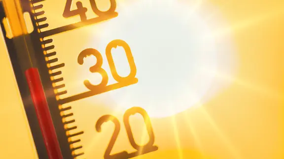 Eine Thermometer zeigt eine Temperatur von über 30 Grad Celsius an. (Symbolfoto)