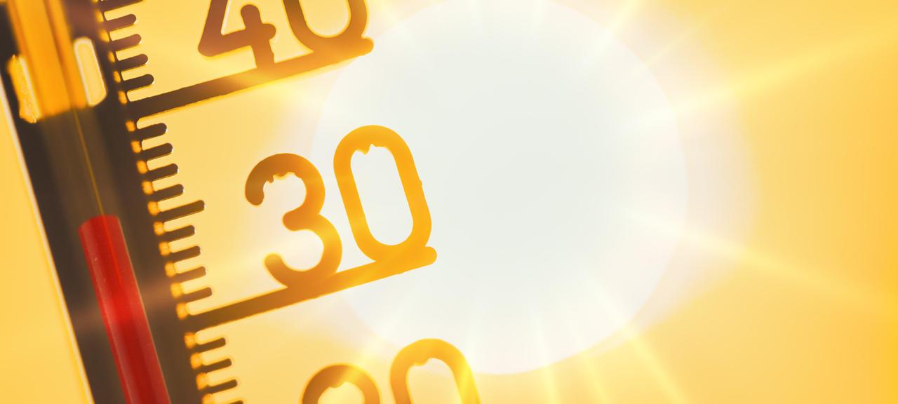 Eine Thermometer zeigt eine Temperatur von über 30 Grad Celsius an. (Symbolfoto)