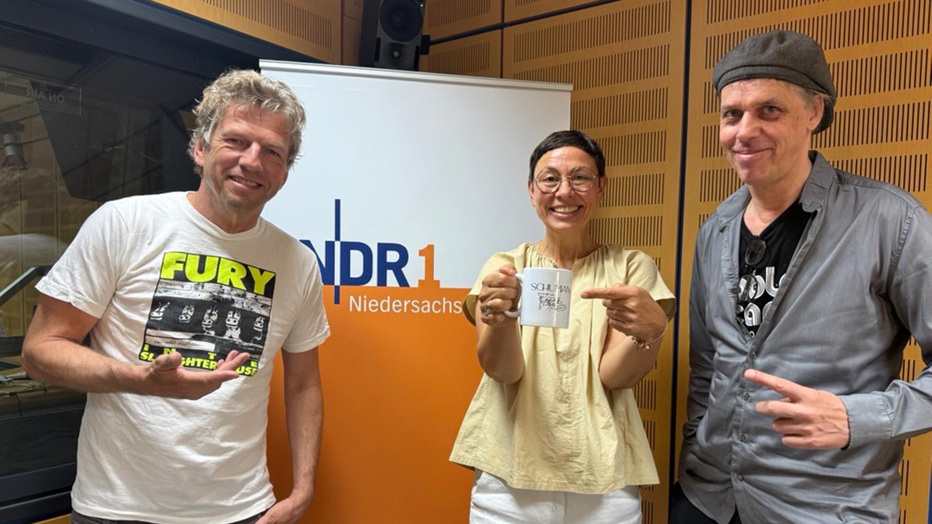 Rainer Schumann (li.) von der Band Fury in the Slaughterhouse und Carsten Litfin zu Gast bei Martina GIlica. | NDR