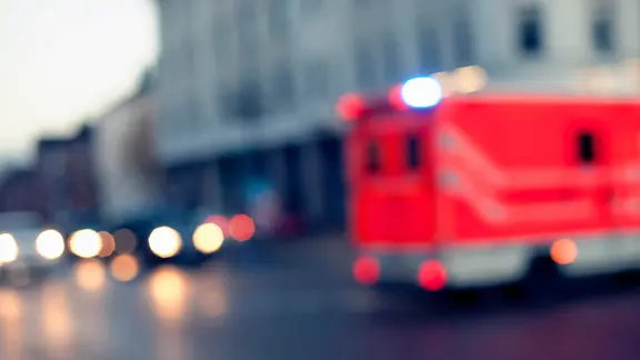 Ein Rettungswagen ist verschwommen zu sehen.