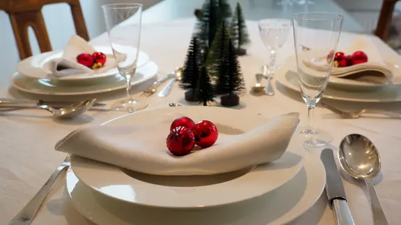 Den Tisch zu Weihnachten festlich decken