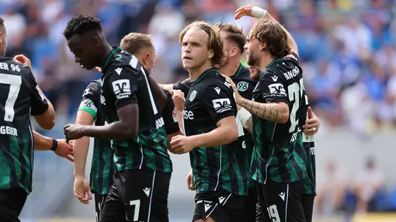 Jubel bei den Fußballern von Hannover 96 nach dem Führungstor in Darmstadt