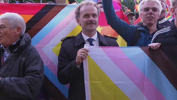 Silvio Witt bei einer Demonstration in Neubrandenburg mit einer "Inter* Inclusive Pride"-Flagge