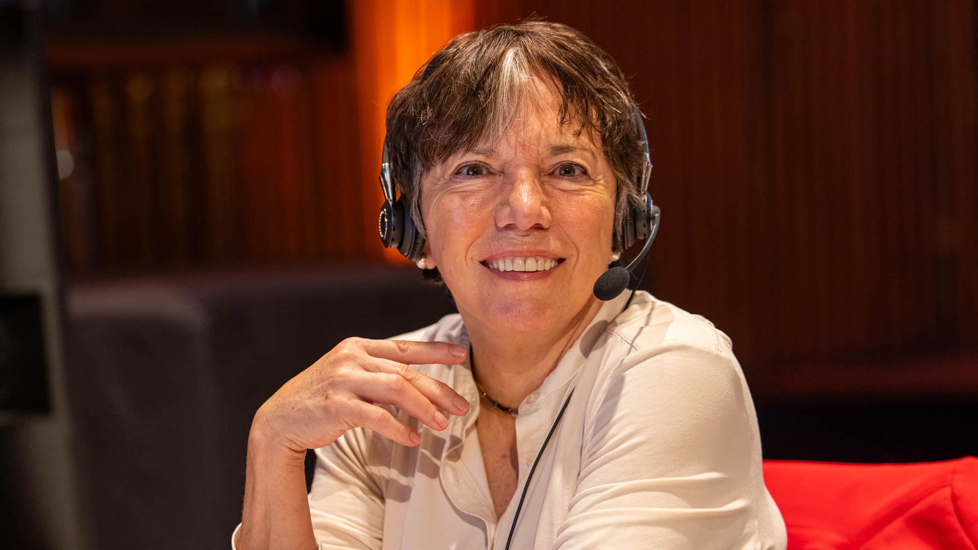 Margot Käßmann sitzt am Spendentelefon von Hand in Hand. | NDR, Axel Herzig