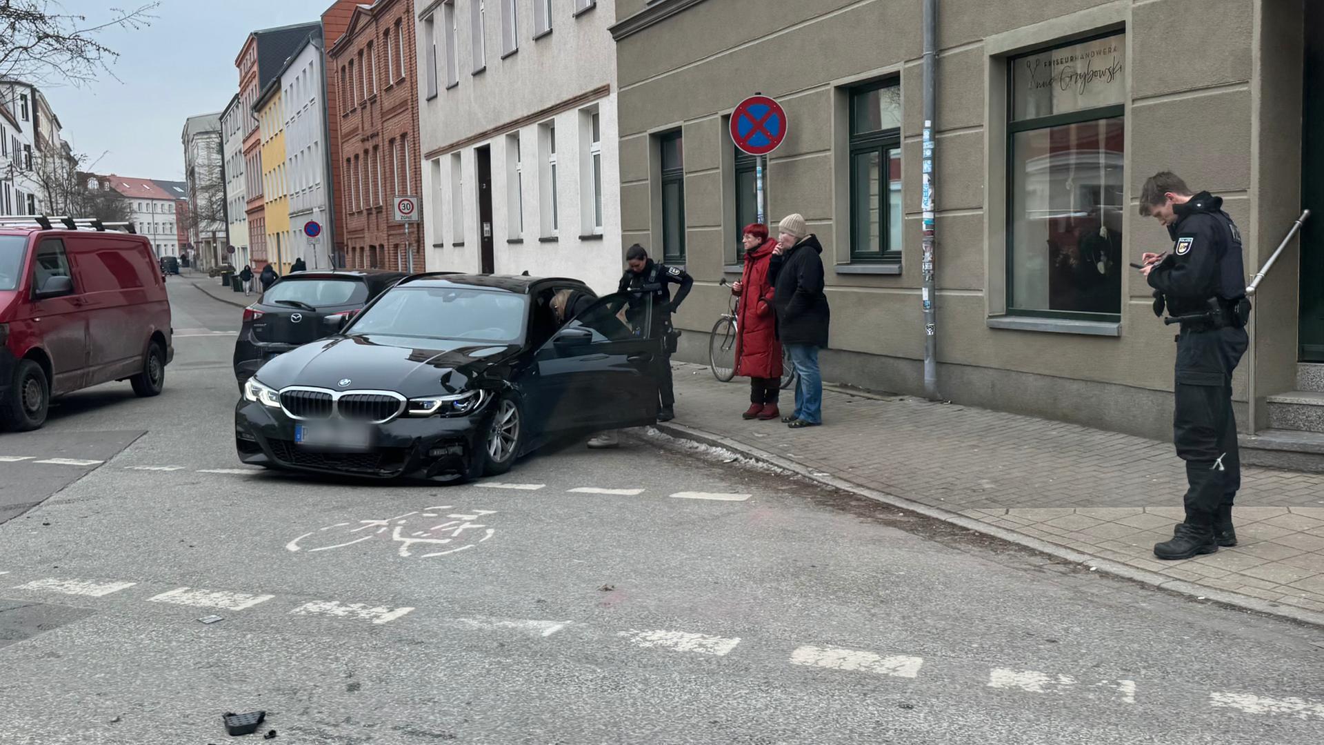 Nach Unfall: Schweriner Werderstraße gesperrt