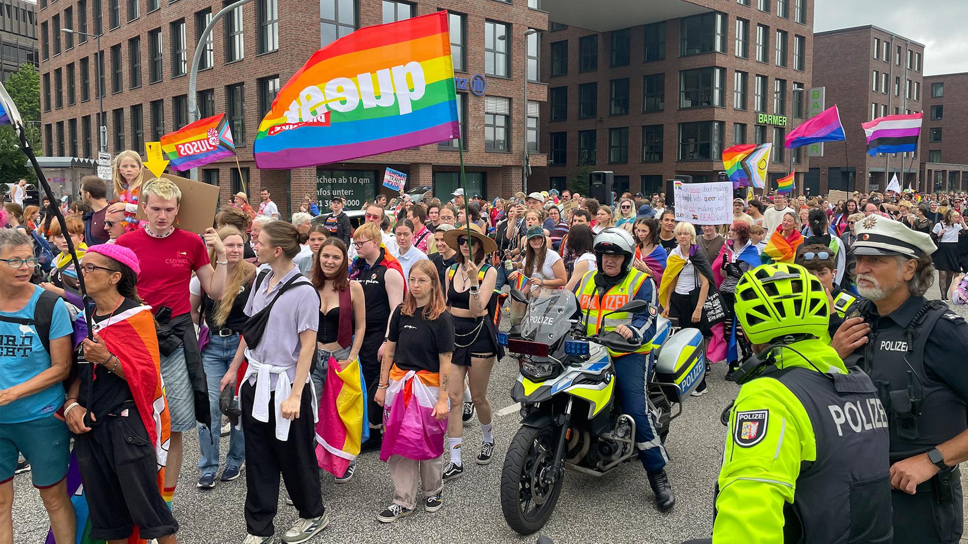 Mehr als 6.000 Menschen feiern Christopher Street Day in Kiel