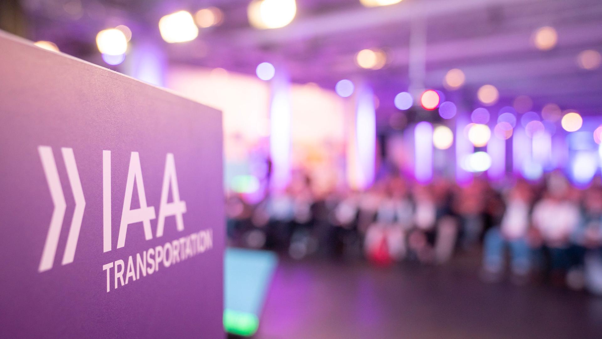 Ein Schild der IAA Transportation. | IAA Transportation