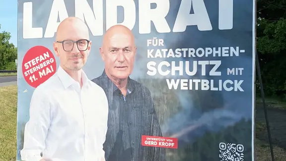 Auf einem Wahlplakat zur Landtagswahl ist der Kandidat Stefan Sternberg mit einem weiteren Parteikollegen abgebildet.
