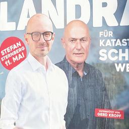 Auf einem Wahlplakat zur Landtagswahl ist der Kandidat Stefan Sternberg mit einem weiteren Parteikollegen abgebildet.