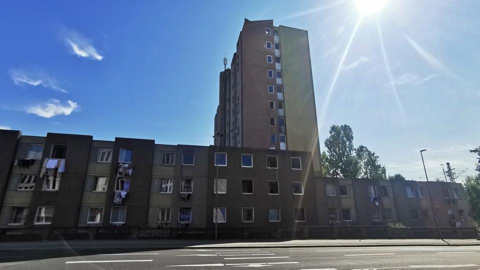 Der Göttinger Wohnkomplex hat in der Vergangenheit immer wieder für Schlagzeilen gesorgt - auch über die Stadtgrenzen hinaus. | NDR, Wieland Gabcke Der Wohnkomplex in der Groner Landstraße in Göttingen.