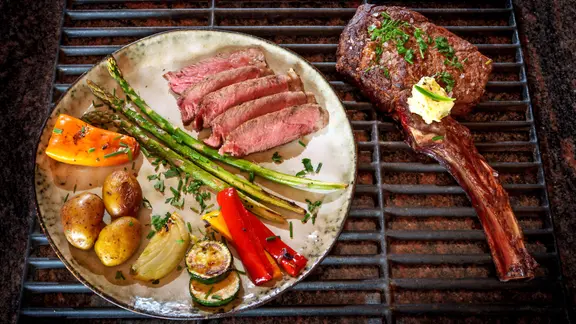 Tomahawk-Steak mit Grillgemüse und Kräuterbutter