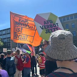 Bei einer Demonstration in Hannover tragen Menschen Plakate mit der Aufschrift: "AfD Verbot jetzt", "Stabil gegen Rechts" und "Kein Mensch ist illegal".