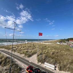 Der Strand von Graal Müritz mit einer Warnflagge.