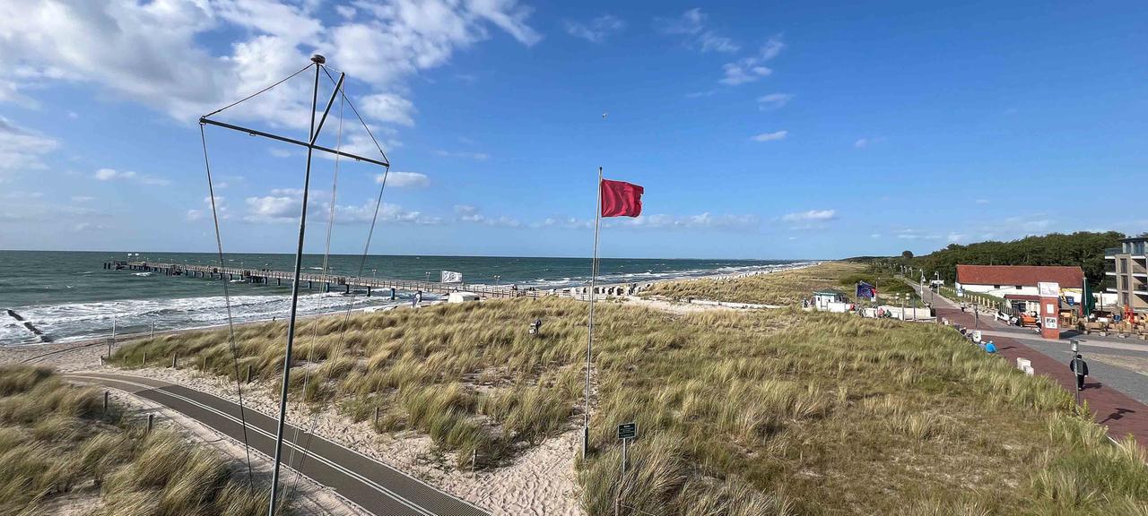 Der Strand von Graal Müritz mit einer Warnflagge.