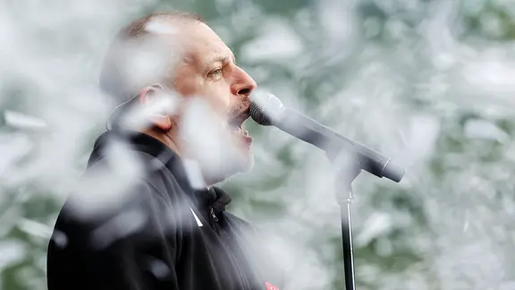 Lotto King Karl singt im Konfettiregen