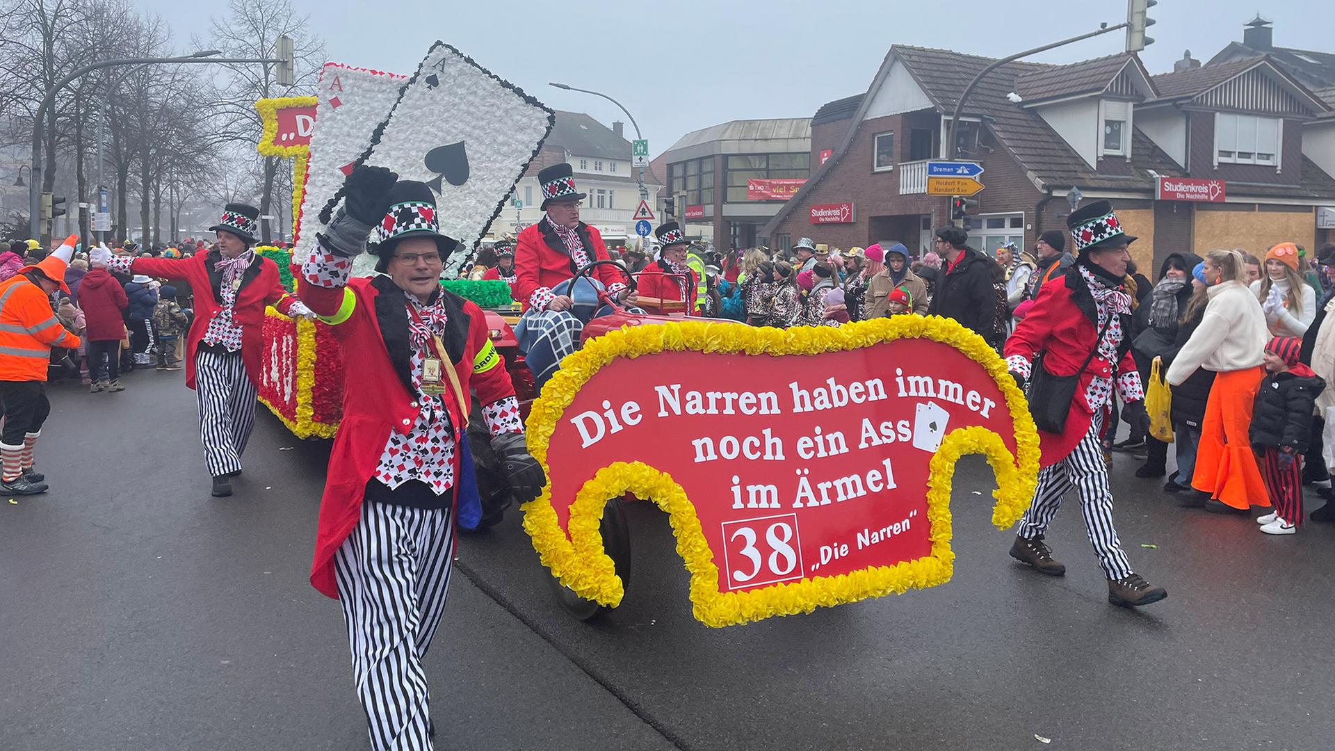 Verkleidete Menschen nehmen am Dammer Karnevalsumzug teil. | NDR, Andreas Gervelmeyer