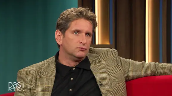 Der Schauspieler Sebastian Schwarz auf dem Roten Sofa.