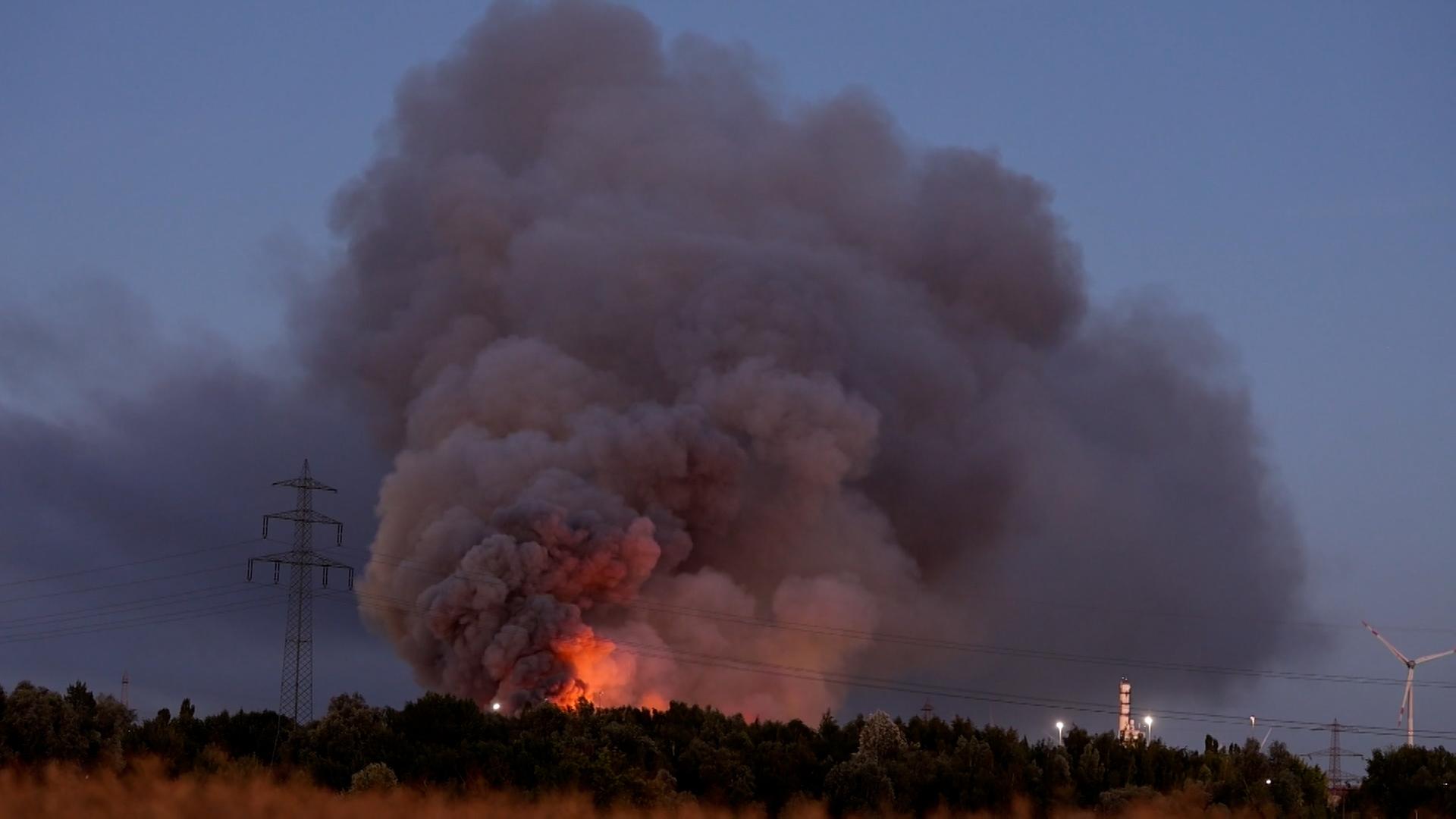 Flammen und Rauch sind über dem Betriebsgelände der Salzgitter AG zu sehen. | TeleNewsNetwork