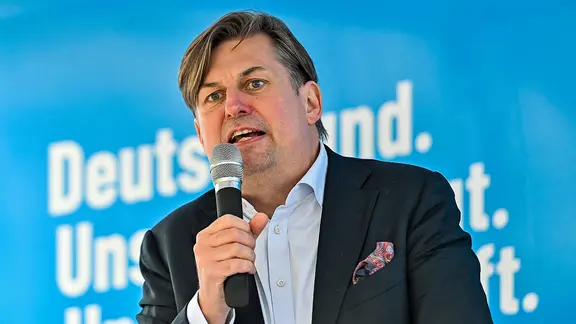 Der AfD-Spitzenkandidat für die Europawahl, Maximilian Krah, bei einer Rede im Wahlkampf auf einer Bühne.