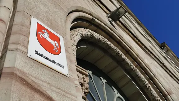 Das Gebäude der Staatsanwaltschaft in Göttingen mit einem Schild, auf dem das Niedersachsen-Pferd und der Schriftzug Staatsanwaltschaft zu sehen ist.