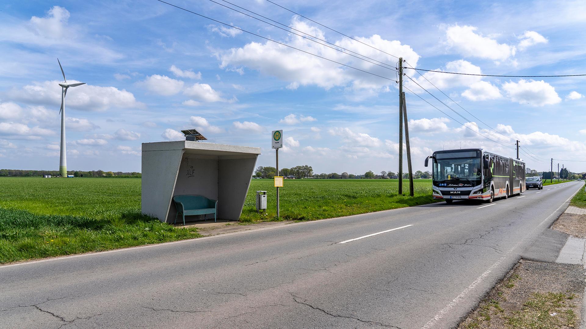 Leere Bushaltestelle auf dem Land.  | Jochen Tack/picture alliance