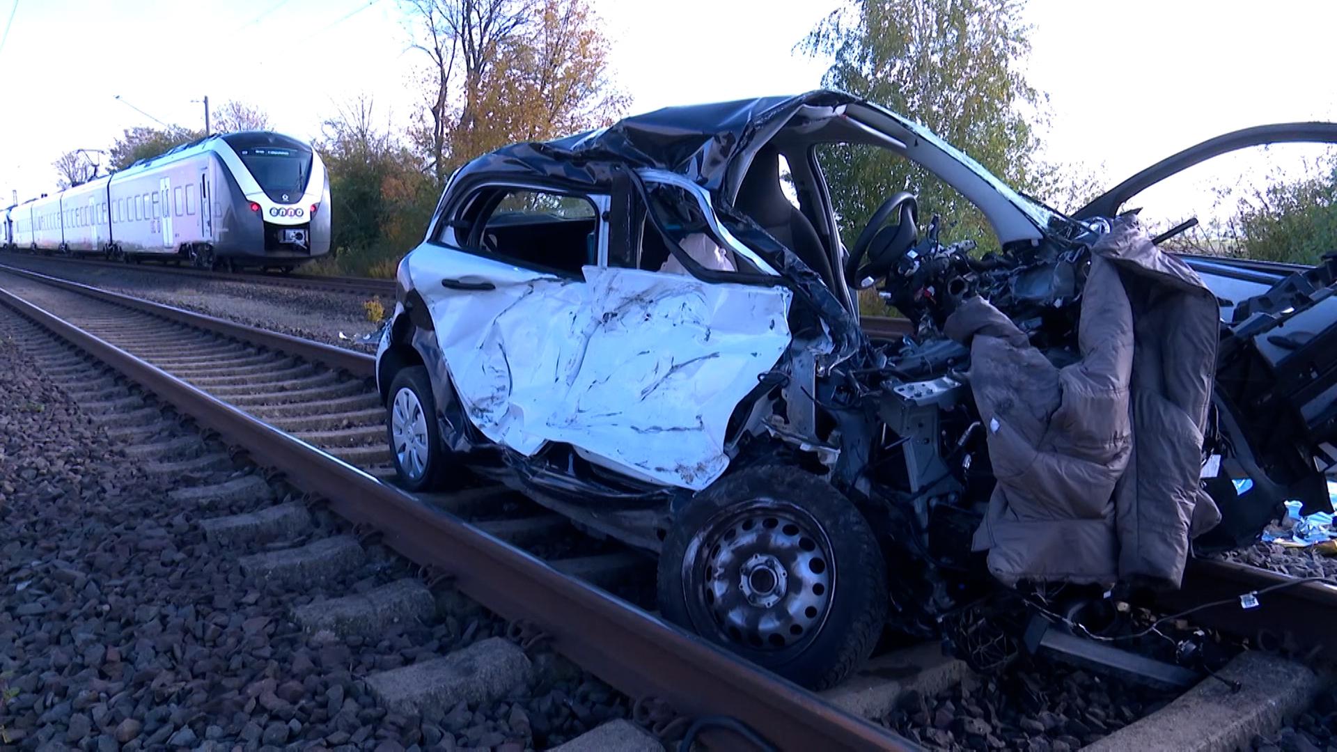 Tödlicher Unfall an Bahnübergang: Auto bleibt auf Gleisen stehen