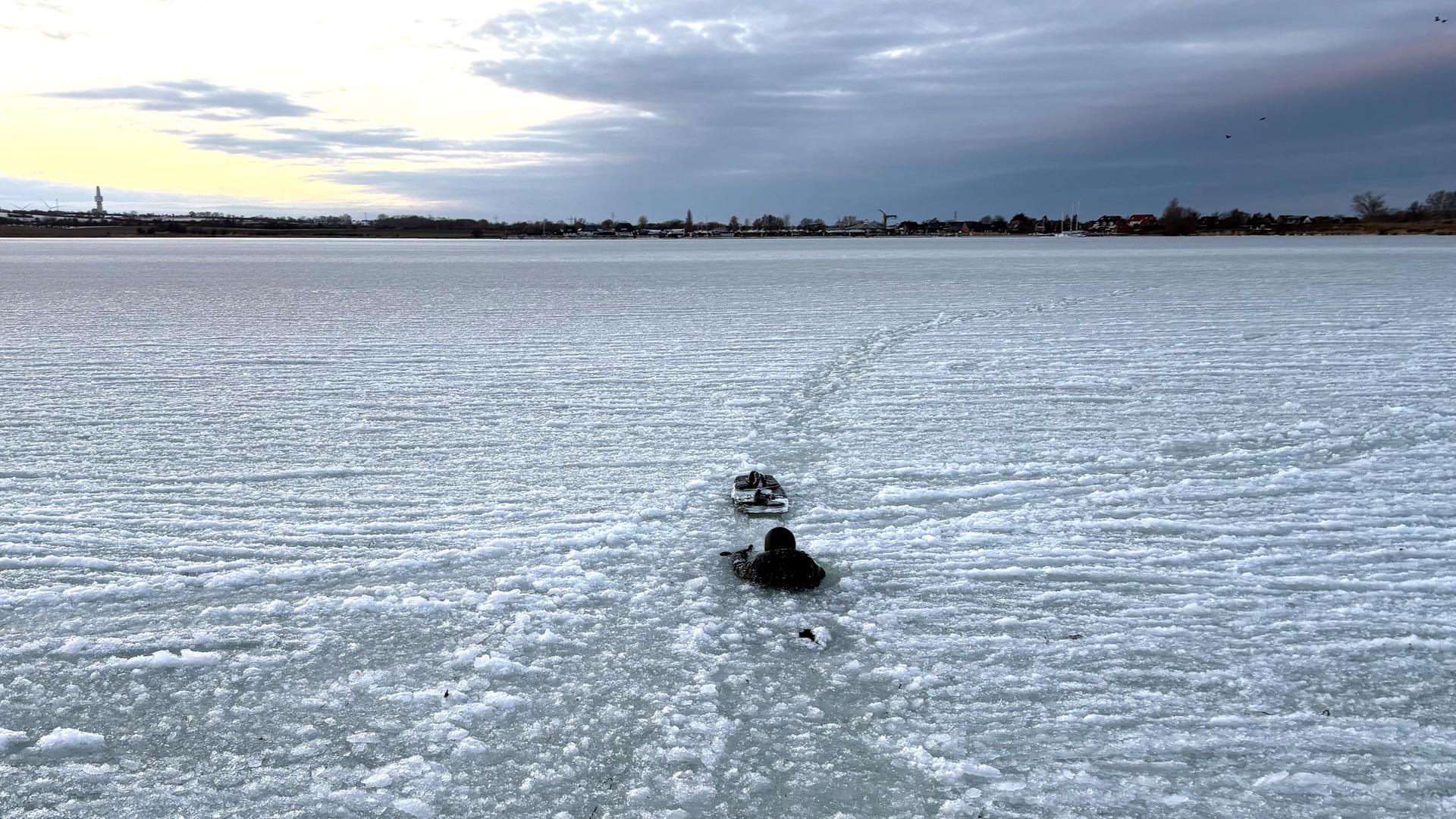 Kitesurfer bricht in Eis ein: Seenotretter auf Binnensee im Einsatz