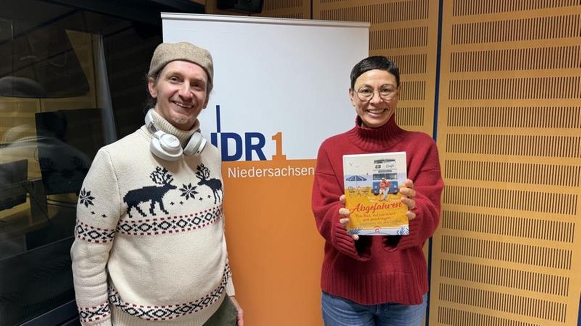 Martina Gilica spricht mit Michel Malcin. | NDR