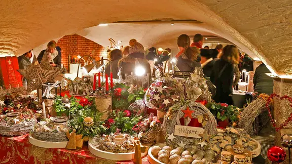 In der Krypta des Michels geht es am 1. Advent weihnachtlich zu. | Hauptkirche St. Michaelis Weihnachtsmarkt-Stand in der Krypta des Hamburger Michels.