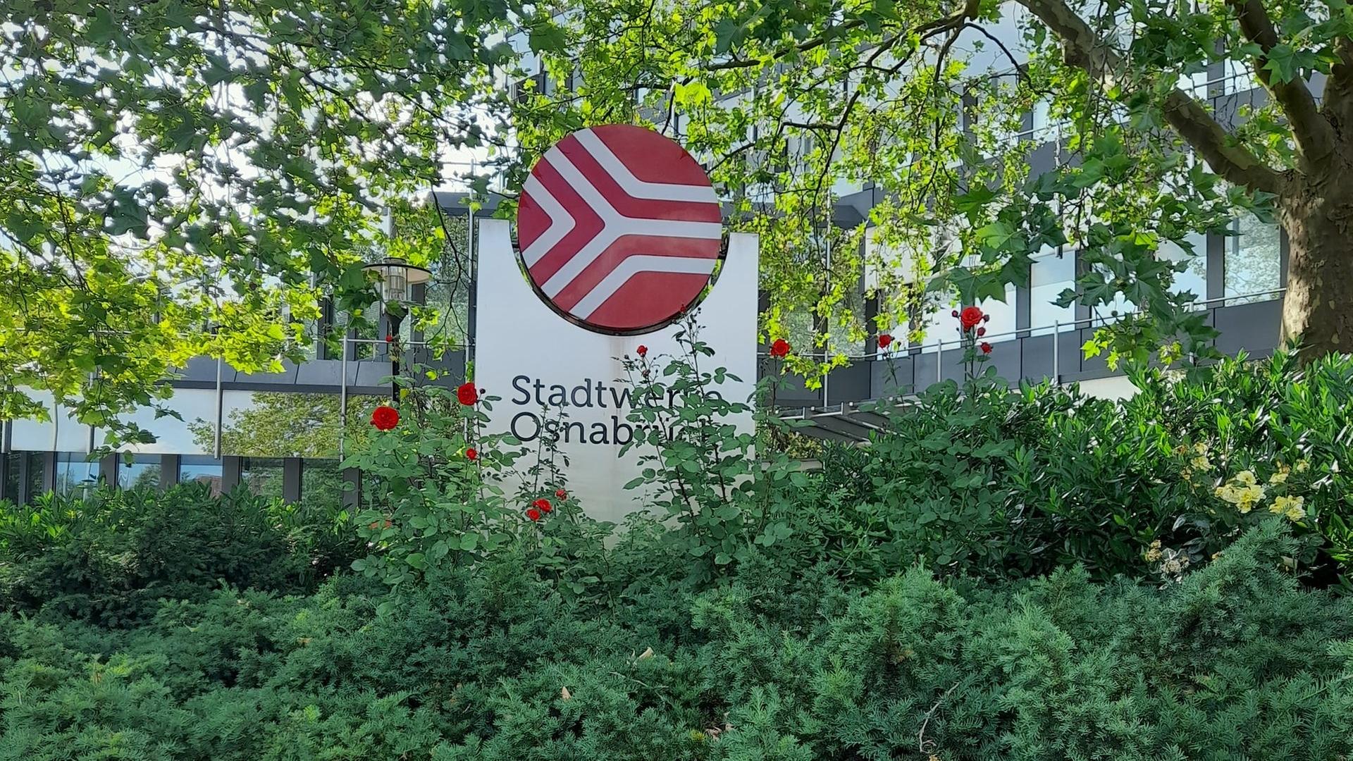 Auf einem von Pflanzen verdeckten Schild steht Stadtwerke Osnabrück. | NDR, Nicola Meyer