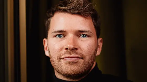 Ein Mann blickt in die Kamera