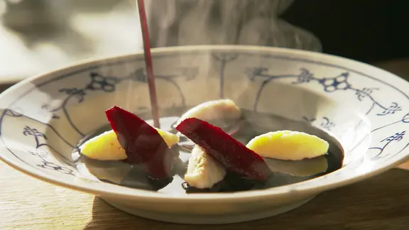 Fliederbeersuppe mit Grießklößchen | ndr.de